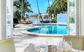 The Pillars Hotel & Club